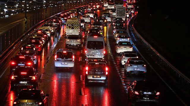 Yağış sonrası trafikte yoğunluk yaşanıyor.