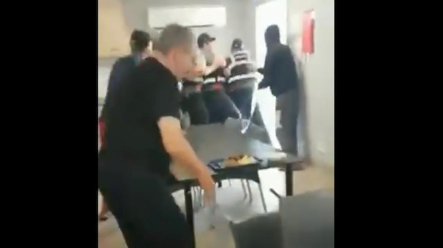 'Sos var mı?' diye soran mülteciyi döverek dışarı attılar