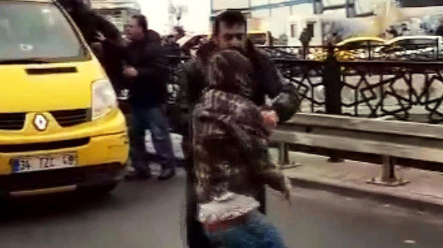 Sürücülerin korna kavgasında vatandaşlar araya girdi