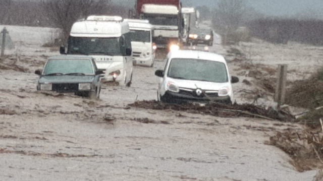 Etkili sağanak nedeniyle yollar adeta göle döndü.