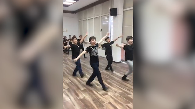 Kafkas dansı yapan çocuklardan etkileyici performans