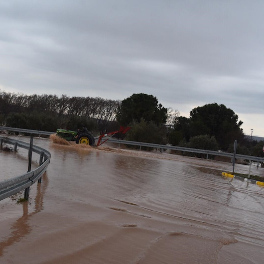 Dere taşınca İstanbul yolu su altında kaldı