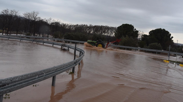 Dere taşınca İstanbul yolu su altında kaldı