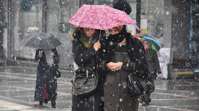 Meteorolojiden bazı illere karla karışık yağmur uyarısı yapıldı.