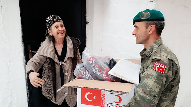 Mehmetçik Kosovada ihtiyaç sahiplerinin yüzünü güldürdü
