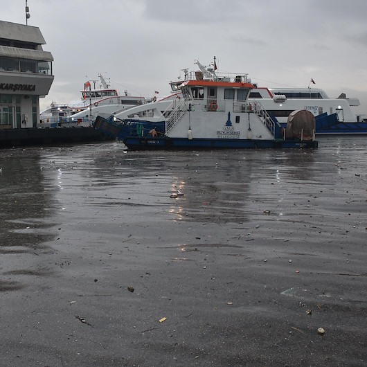 Sağanak yağış İzmir'de yaşamı felç etti