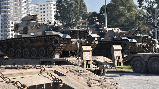 Çeşitli kentlerden demir yoluyla gönderilen askeri araçlar, İskenderun Garı'na ulaştı.