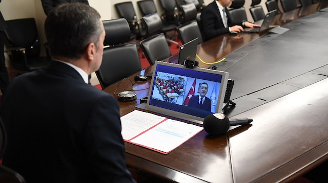 Bakan Selçuk, video konferansla bağlandığı sınıftaki öğrencilerle görüştü.