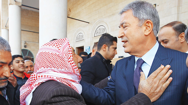 Hulusi Akar'a Balıklıgöl Yerleşkesi’ndeki Dergâh Camii’nden çıkarken Urfalı bir vatandaş tarafından, “Başarınız daim olsun, Allah muvaffak etsin” şeklinde dua edildi.