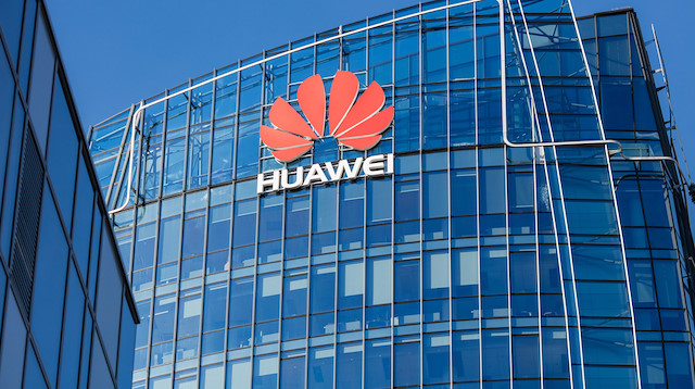 Polonya güvenlik birimlerinin, Huawei'nin ve yerel iletişim sağlayıcı Orange Polska şirketinin Varşova'daki bürolarını aradığı, belgelere ve elektronik verilere el koyduğu ifade edildi.