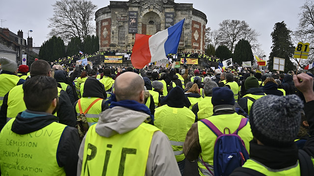 Fransa Bourges'da sarı yeleklerin gösterisi