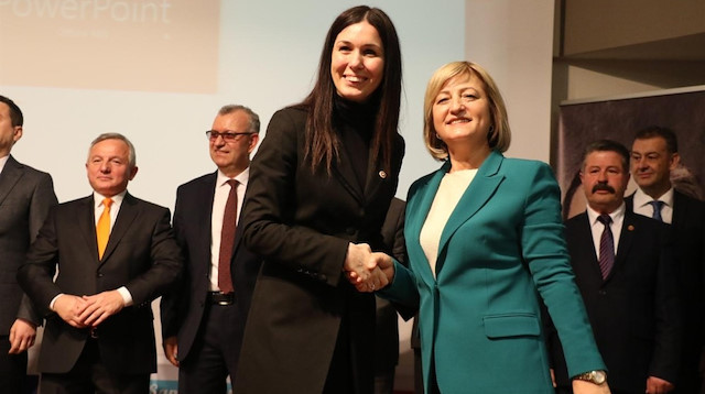 AK Parti Genel Başkan Yardımcısı ve Samsun Milletvekili Çiğdem Karaaslan, adayları tek tek sahneye çağırarak tanıttı.