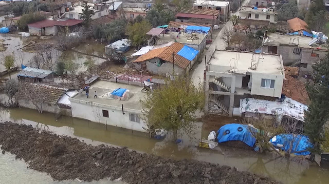 Baraj kapakları açıldı, mahalle sular altında kaldı