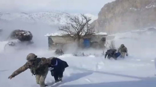 Jandarma komando özel harekat timi ve beraberindeki sağlık personelini taşıyan helikopterler, köye iniş yaptı.