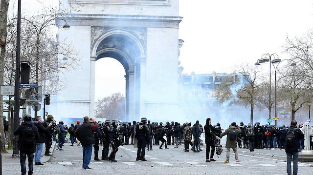 Macron yönetimi karşıtlığına dönüşen eylemler, 9'uncu haftasında da devam etti.