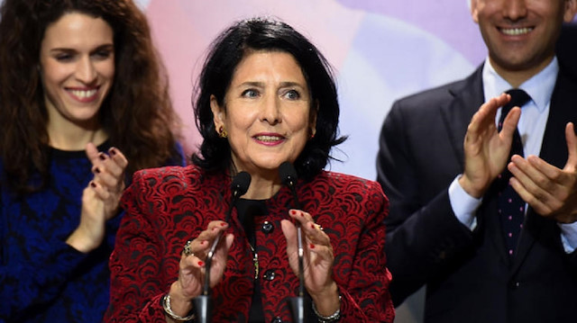 Salome Zurabişvili, Gürcistan'da yapılan cumhurbaşkanlığı seçimlerini kazanarak, ülkede bu göreve gelen ilk kadın oldu.
