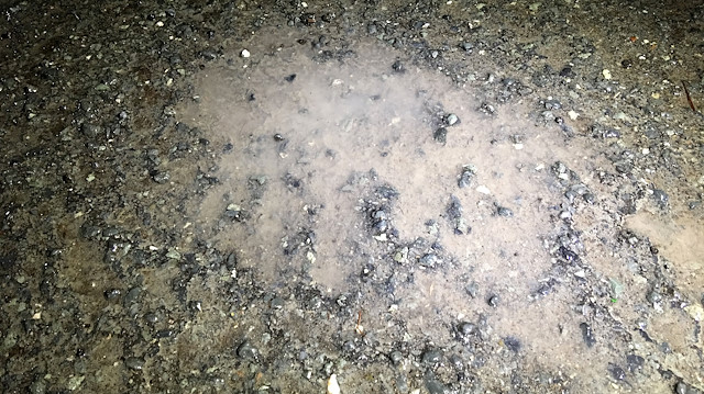 Sarıyer'de bir kamyondan dökülen kimyasal madde mahallelerine zor anlar yaşattı.