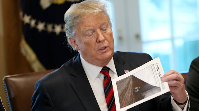 ABD Başkan Donald Trump, Washington'daki Beyaz Saray Kabine Odası'ndaki eyalet, yerel ve topluluk liderleriyle "sınır güvenliği ve güvenli topluluklar hakkında yuvarlak masa tartışmasına" ev sahipliği yaptı.