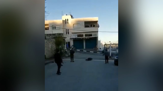 İşgalci İsrailin askerleri Filistinliyi vurdu