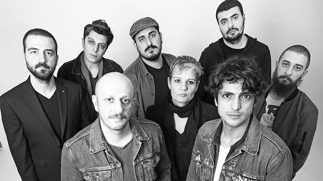 Barabar, Serkan Keskin, Taner Ölmez ve müzisyen Fırat İkisivri öncülüğünde kuruldu.