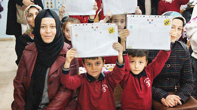 Çocuklar karne heyecanı yaşıyor.