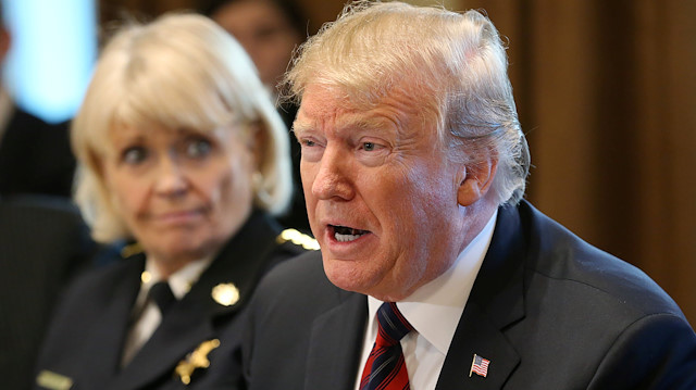 Trump, Washington'daki Beyaz Saray Kabine Odası'ndaki eyalet, yerel ve topluluk liderleriyle "sınır güvenliği ve güvenli topluluklar hakkında yuvarlak masa tartışmasına" ev sahipliği yaptı.