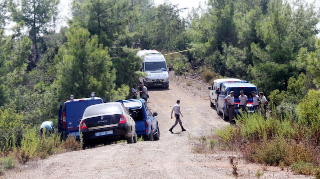 Vatandaşların ihbarı üzerine olay yerine giden ekipler araçta incelemelerde bulundu. Arşiv.
