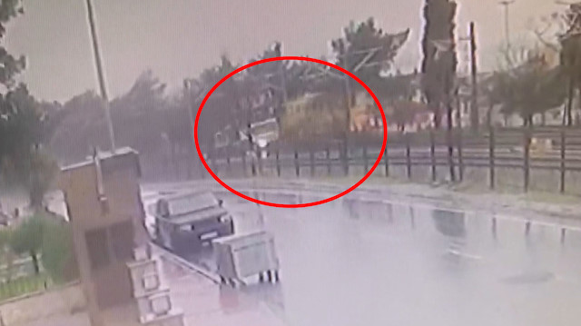 Floryada tren hattındaki kaza anı kamerada