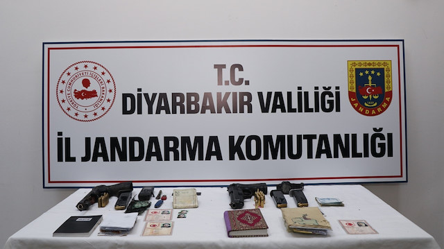 Diyarbakır'daki terör operasyonun ardından le geçirilen mühimmat ve materyaller.