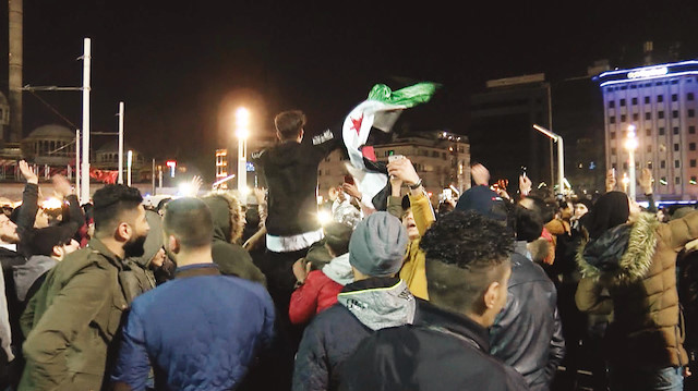 31 Aralık gecesi Taksim’de halay çeken bir grup Suriyeli