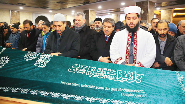 Mahmut Balcı’nın cenazesi, yüzlerce öğrencisi ve dava arkadaşının katılımıyla vefat ettiği camiden kaldırıldı.