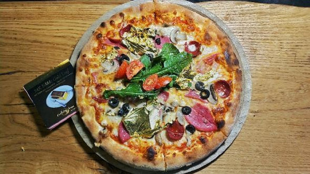 Altınlı pizzayı deneyip sosyal medya hesaplarında paylaşan müşterilerden güzel geri dönüşler alıyorlar.
