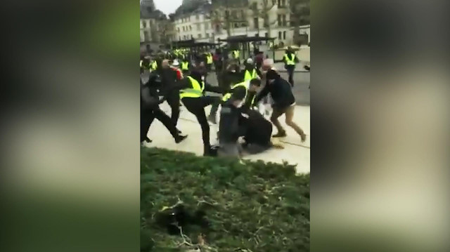 Sarı yelekli protestocu gazeteciye saldırdı