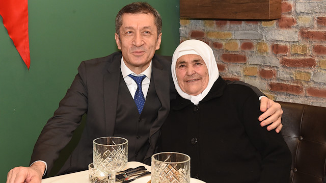Milli Eğitim Bakanı Ziya Selçuk, şehit annesinin elini öptü.