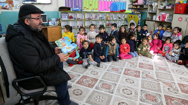 Dedeler ve nineler, ana sınıfı öğrencilerine masal anlatıyor