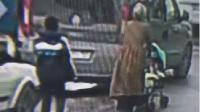Bebek arası süren kadınların arkasından yaklaşarak telefonları çalan hırsız her yerde aranıyor.