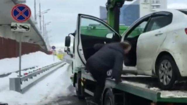 Rus sürücü aracını çekicinin üstünden kaçırdı
