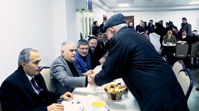 Binali Yıldırım kahvaltıda vatandaşla buluştu