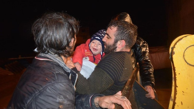 Manisa'da evlerinde mahsur kalan aile ekipler tarafından kurtarıldı