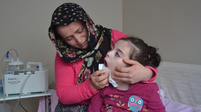 Minik Ela zeytin çekirdeği yüzünden felç kaldı.