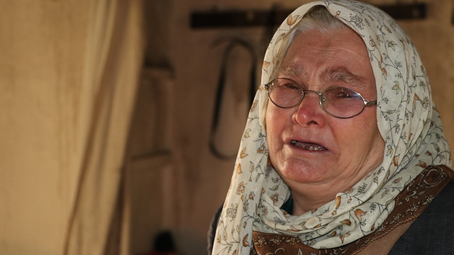 Evi yanan yaşlı kadın Şehri Çukur yardım bekliyor.