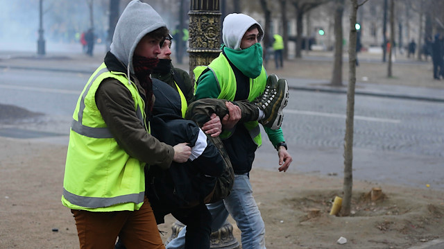 Paris'te polisin sarı yeleklilere müdahalesi devam ediyor