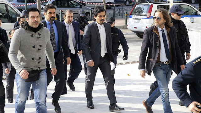 Yunanistan'a kaçan darbeciler mahkemeye çıkartılırken böyle görüntülenmişlerdi.