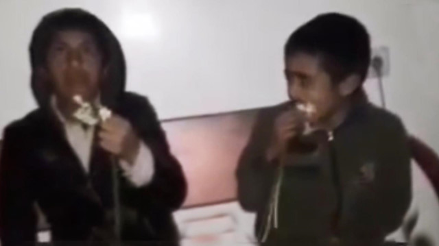 Zabıta sokaklarda çiçek satan iki çocuğa zorla sattıkları çiçekleri yedirdi