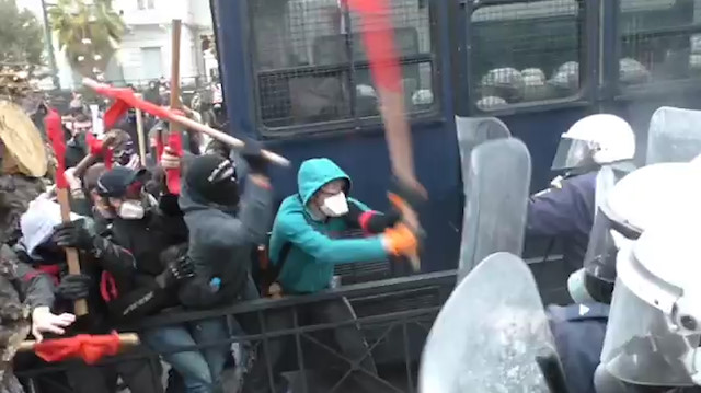 Atina'da sokağa inen öğretmenler polisle karşı karşıya