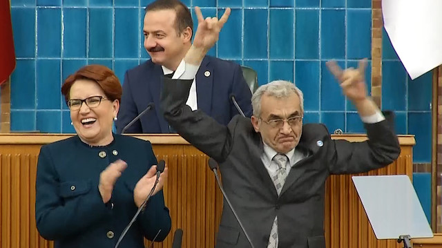 Kürsüde bozkurt işareti yapan İYİ Partili aday kendinden geçti
