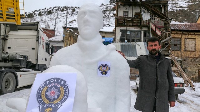 Şehit Fethi Sekin'in kardan heykelini yaptı