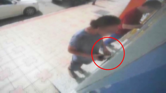 ATM'de unutulan parayı çalan hırsız kamerada