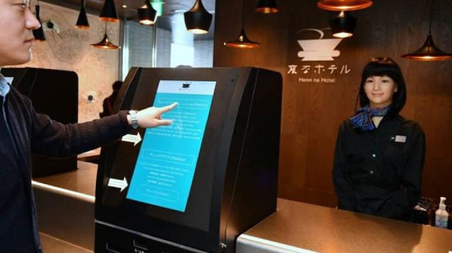 Çalışan robotlar otelin tanıtım yüzü olmuştu.