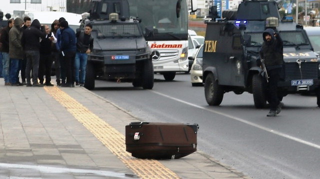 Muavinin dikkatsizliği bomba paniğine neden oldu